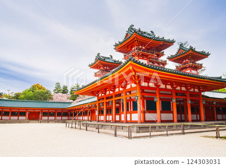Spring in Kyoto: Heian Shrine, Soryu-ro Spring in Kyoto: Heian Shrine, Soryu-ro 124303031