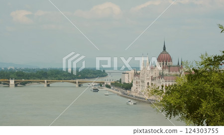 Budapest city and Hungarian Parliament building on Danube 124303755