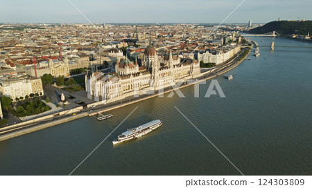 Budapest city and Danube river 124303809