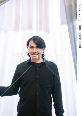 portrait of a smiling woman 124303829