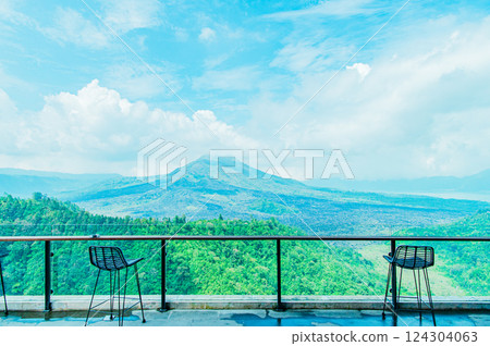 A cafe with a panoramic view of the Kintamani Plateau in Bali 124304063