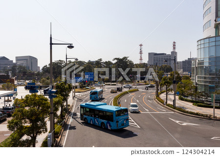 Sunport 高松市景 - 琴電巴士經過十字路口和高松城公園的景色 124304214