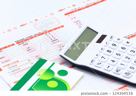 Image of household finances and living expenses 124304538
