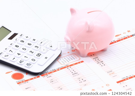 Image of household finances and living expenses Image of household finances and living expenses 124304542