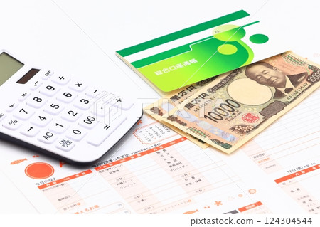 Image of household finances and living expenses 124304544