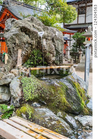 京都市伏見區深草藤森神社(菖蒲節的發源地) 勝利之神與馬匹 藤野水(京都名水) 京都市伏見區深草藤森神社(菖蒲節的發源地) 勝利之神與馬匹 藤野水(京都名水) 124304563