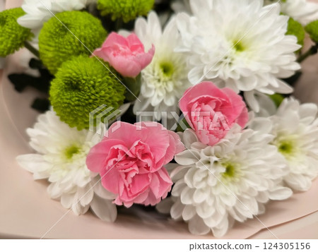 Beautiful and charming bouquet of chrysanthemum flowers in various colors. A beautiful bouquet of mixed flowers. 124305156