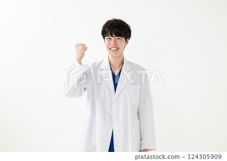 A man wearing a white suit 124305909