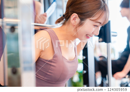 Young woman working out at the gym 124305959