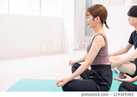 Young woman working out at the gym 124305962