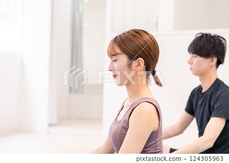 在健身房鍛鍊的年輕女人 124305963