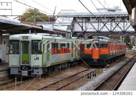 停泊在小諸站的小海線紀波110系和信濃鐵道線115系列車 停泊在小諸站的小海線紀波110系和信濃鐵道線115系列車 124306261