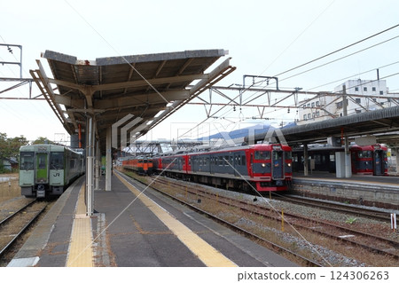 停泊在小諸站的小海線紀波110系和信濃鐵道線115系列車 124306263