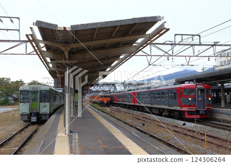 停泊在小諸站的小海線紀波110系和信濃鐵道線115系列車 停泊在小諸站的小海線紀波110系和信濃鐵道線115系列車 124306264