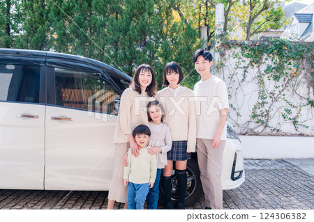 Family going on a trip by car 124306382