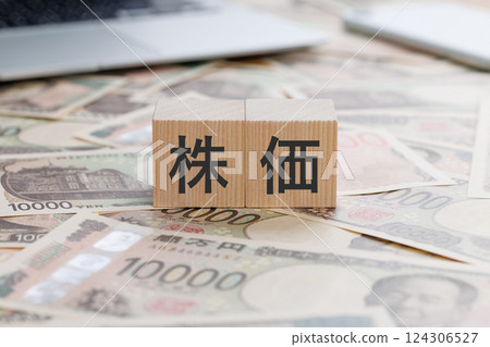 A block with the word stock price written on it 124306527