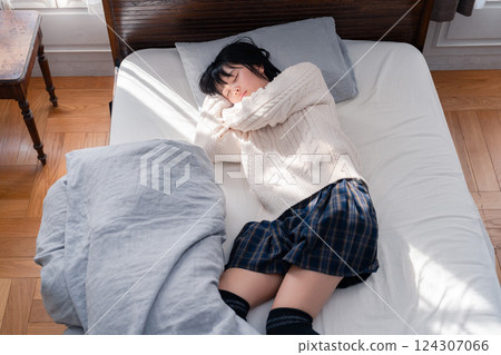 高中女生在床上打滾 高中女生在床上打滾 124307066