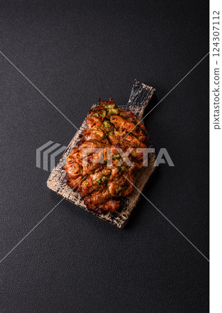 Grilled chicken fillet with garlic sauce, hot pepper 124307112