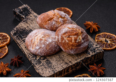 Delicious round freshly baked cinnamon flavored cookies Delicious round freshly baked cinnamon flavored cookies 124307387