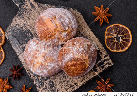 Delicious round freshly baked cinnamon flavored cookies Delicious round freshly baked cinnamon flavored cookies 124307388