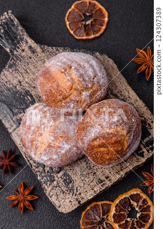 Delicious round freshly baked cinnamon flavored cookies 124307389