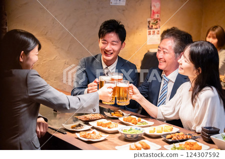 Businesspeople having a department celebration at an izakaya 124307592