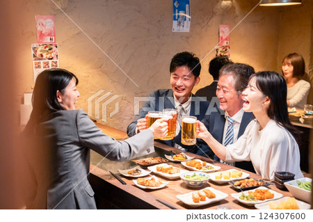 商界人士在居酒屋舉行部門慶祝活動 124307600