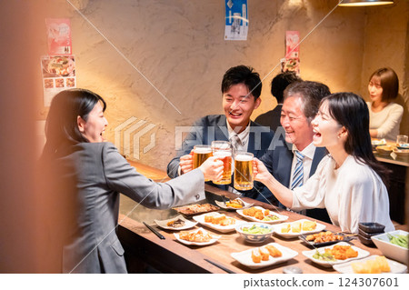 商界人士在居酒屋舉行部門慶祝活動 124307601