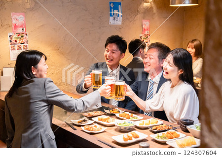Businesspeople having a department celebration at an izakaya Businesspeople having a department celebration at an izakaya 124307604