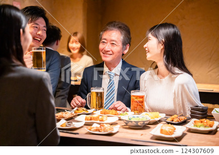 Businesspeople having a department celebration at an izakaya 124307609