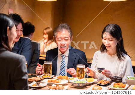 Businesspeople having a department celebration at an izakaya 124307611