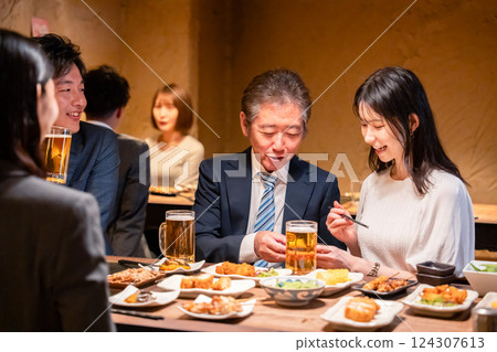 商界人士在居酒屋舉行部門慶祝活動 124307613