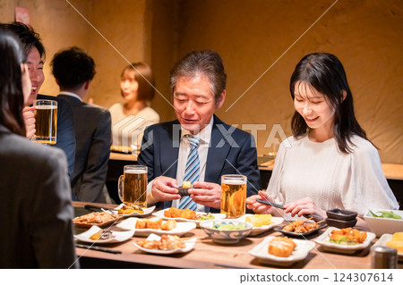 商界人士在居酒屋舉行部門慶祝活動 124307614