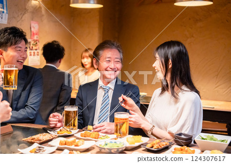 商界人士在居酒屋舉行部門慶祝活動 124307617