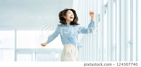 女人/女商人高興得跳起來 女人/女商人高興得跳起來 124307740