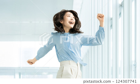 女人/女商人高興得跳起來 124307741