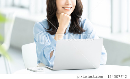 Woman using a computer / business woman 124307742