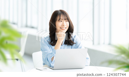 Woman using a computer / business woman 124307744