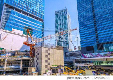 日本東京城市景觀。夏日般的天空蔓延開來...再見澀谷站西口...=21日 124308020