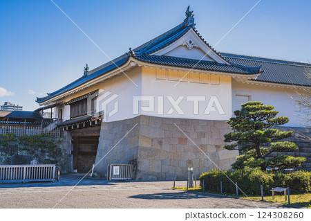 Autumn scenery of the Higashimikado Gate at Sunpu Castle Park in Shizuoka City (Shizuoka Prefecture) 124308260