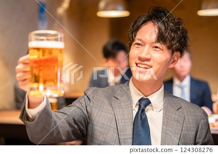 男商人在居酒屋舉杯暢飲啤酒 男商人在居酒屋舉杯暢飲啤酒 124308276