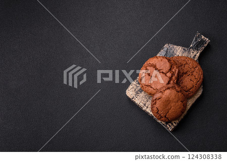 Sweet round crispy chocolate chip cookies Sweet round crispy chocolate chip cookies 124308338