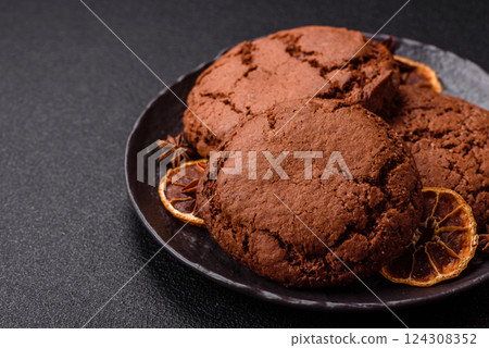 Sweet round crispy chocolate chip cookies 124308352