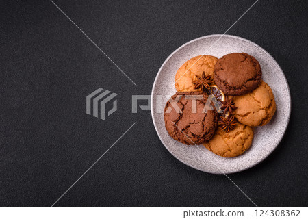 Sweet round crispy chocolate chip cookies 124308362