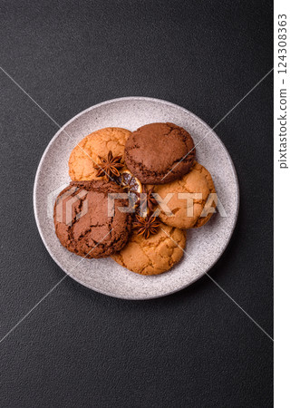 Sweet round crispy chocolate chip cookies 124308363