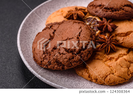 Sweet round crispy chocolate chip cookies Sweet round crispy chocolate chip cookies 124308364