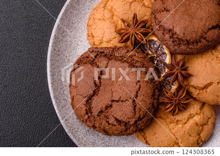 Sweet round crispy chocolate chip cookies 124308365
