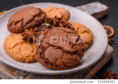 Sweet round crispy chocolate chip cookies 124308367