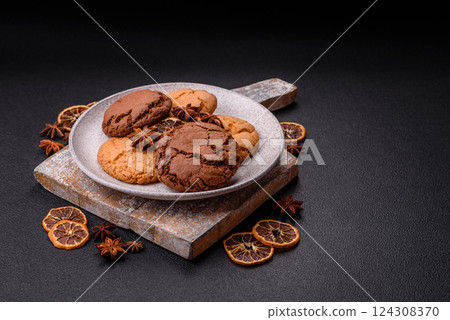 Sweet round crispy chocolate chip cookies 124308370