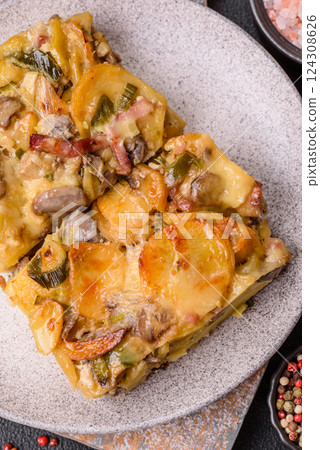 Shepherd's pie with potatoes, meat, vegetables, salt, spices and herbs Shepherd's pie with potatoes, meat, vegetables, salt, spices and herbs 124308626